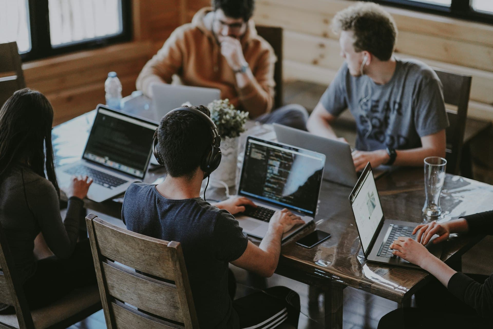 Equipe colaborando em volta de uma mesa