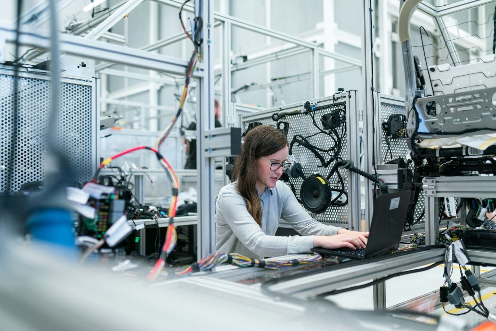 Engenheiro trabalhando em um notebook em um laboratório