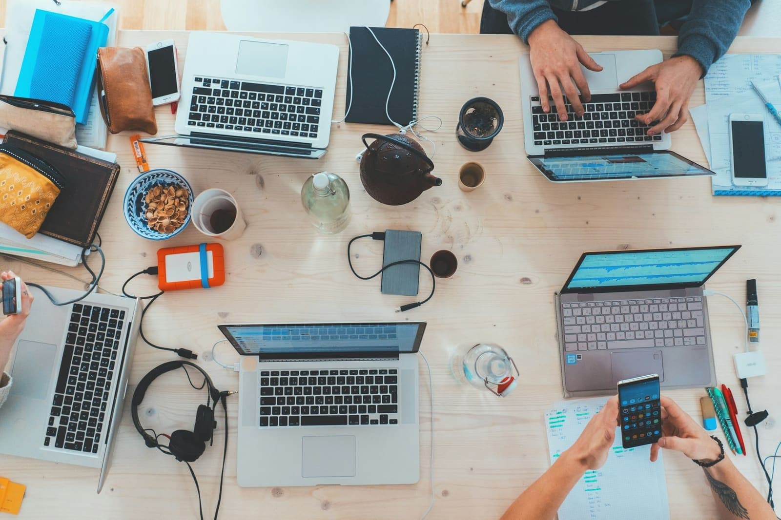 Vista de cima de notebooks em uma mesa compartilhada
