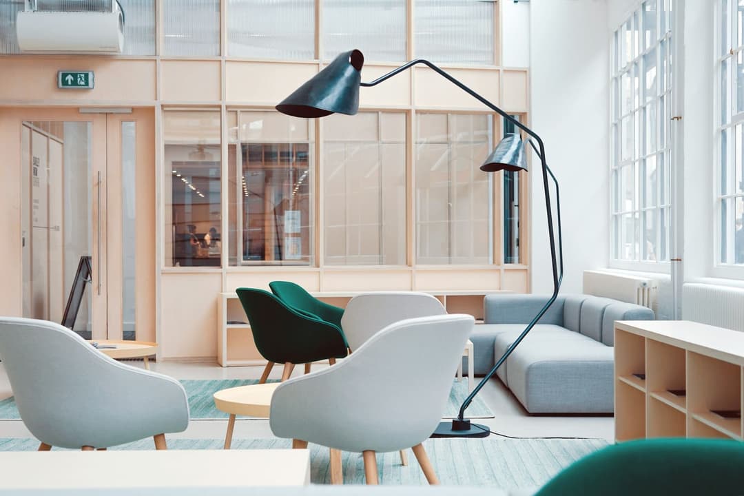 Lounge de escritório moderno e iluminado